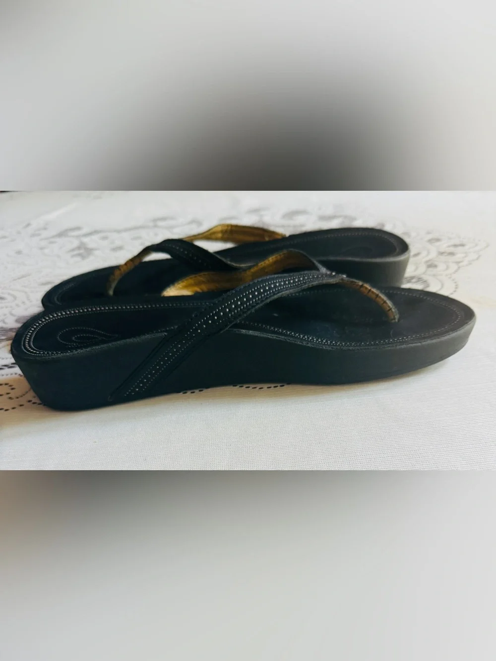 Women’s Black Wedge OluKai Leather Flip Flops with Arch Support Sz 10